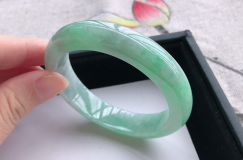 (內徑：55.3mm) 冰糯種淺綠正圈手鐲 58.91g